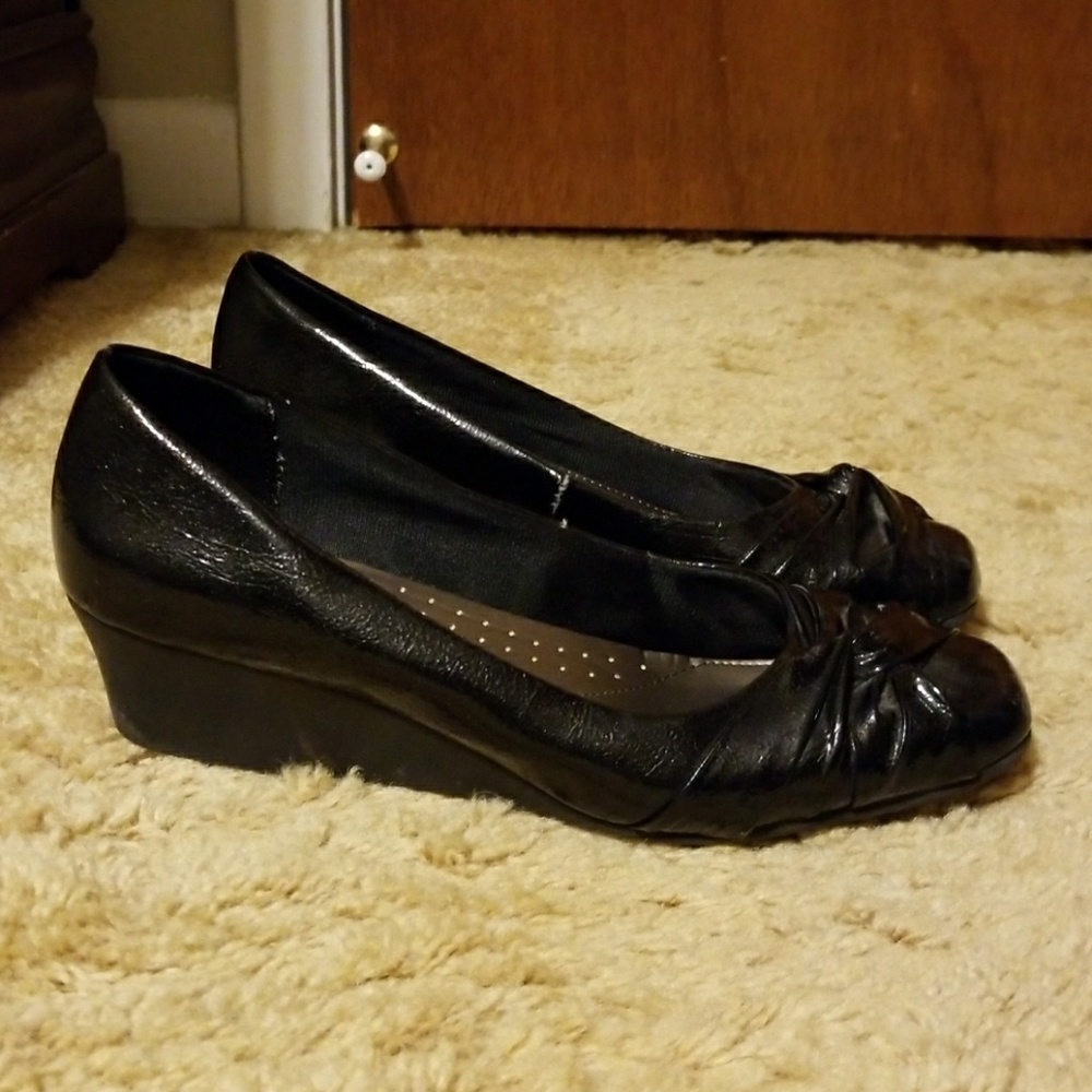Black wedges